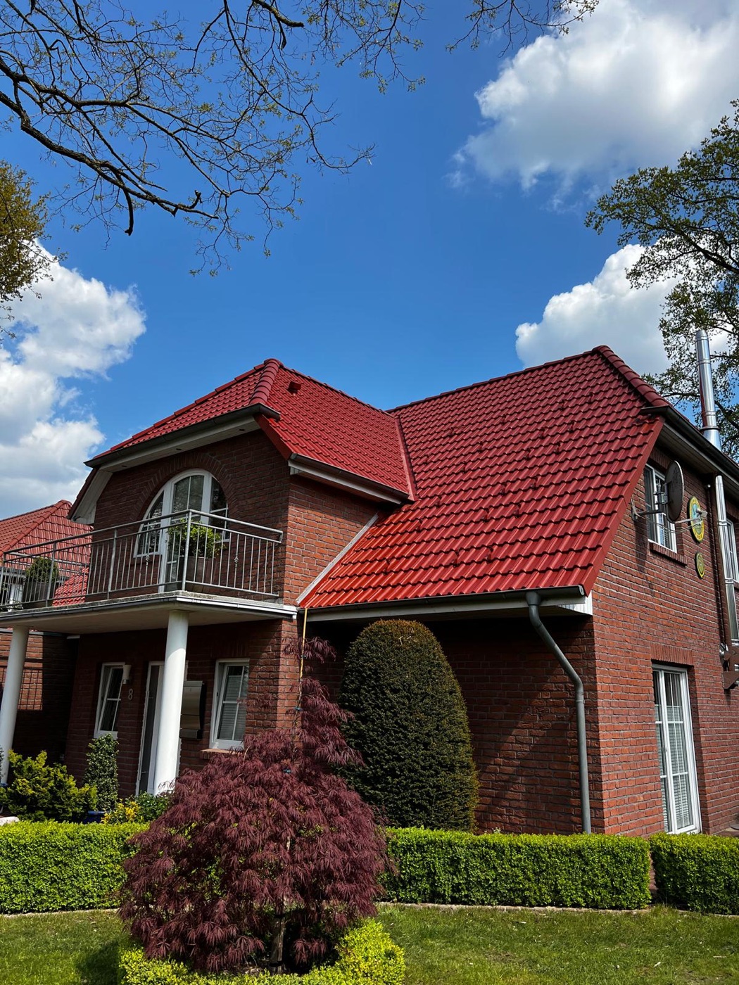 Einfamilienhaus mit frisch beschichtetem roten Steildach