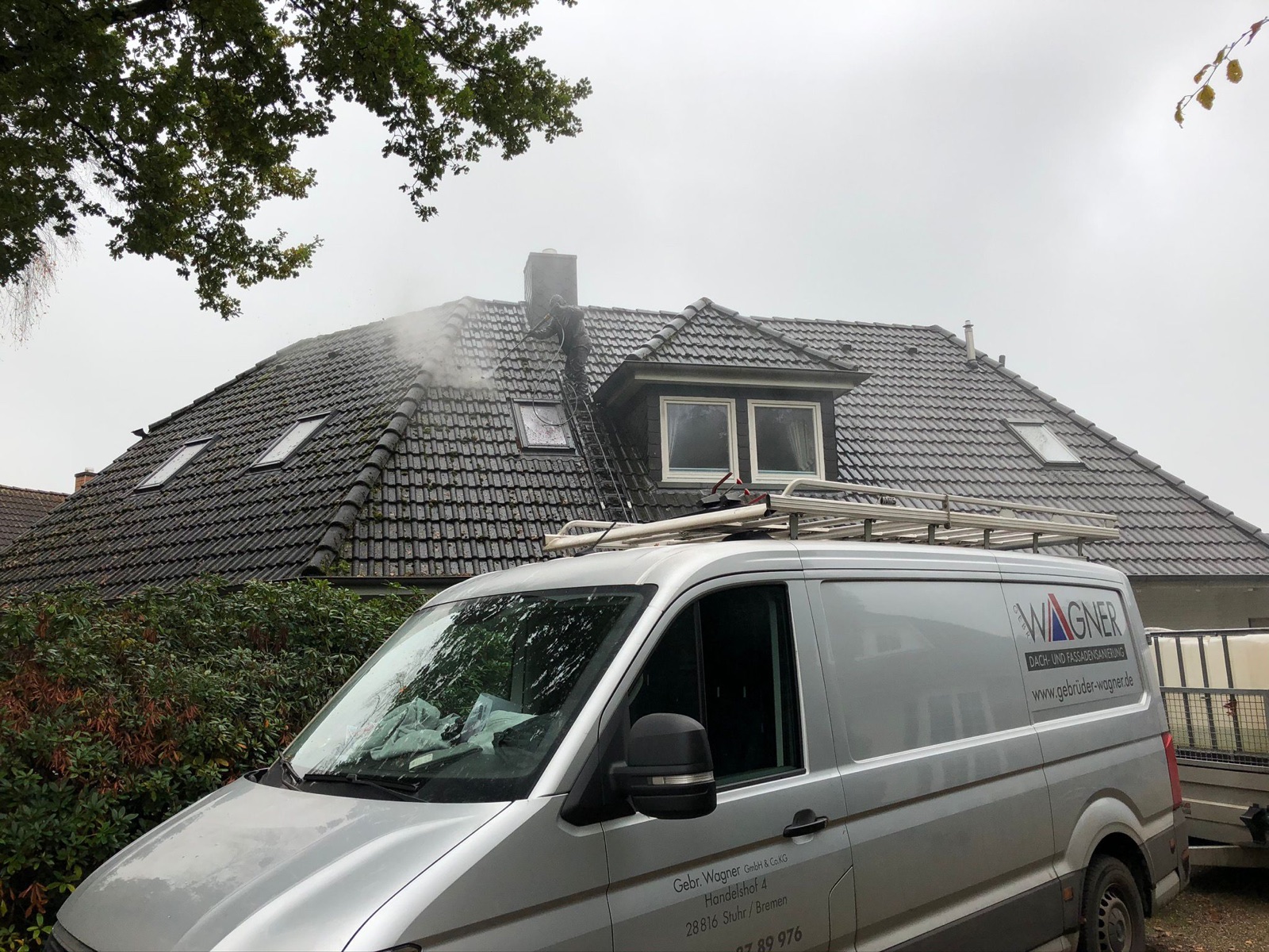 Firmenwagen von Gebrüder Wagner vor einem Haus während der Dachreinigung